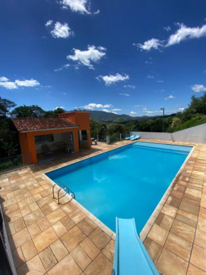 Casa ampla, 2 qtos, varanda, região de Extrema